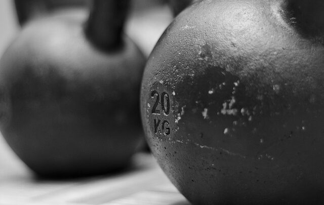 Allenamento con Kettlebell: cos’è? Si può fare da casa? Tecniche e consigli