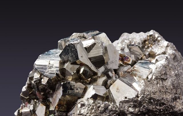 Un minerale estratto in Africa e ricco di tantalio: caratteristiche del coltan